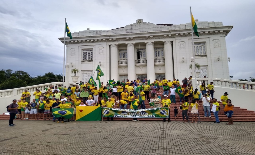 Ato pró-Bolsonaro reuniu 150 pessoas nas escadarias do Palácio Rio Branco